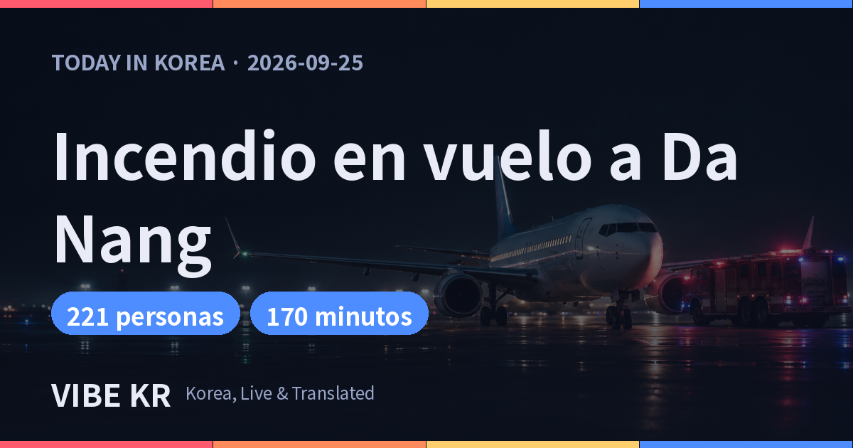 Imagen de un avión de pasajeros y un camión de bomberos en la pista de un aeropuerto de noche.