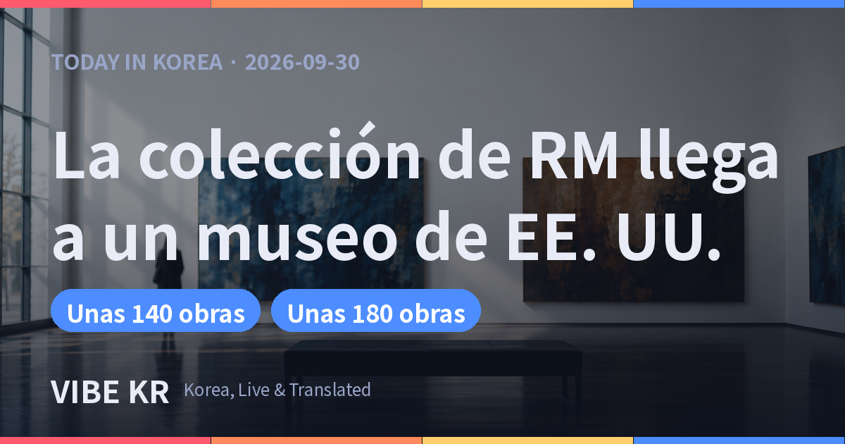 Sala de museo luminosa y silenciosa con pinturas abstractas en azul profundo y marrón